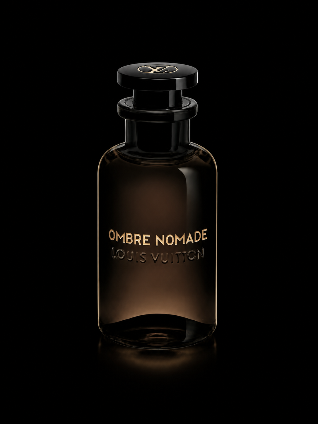 Une bouteille de parfum sombre avec éclairage subtil, portant le nom 'Ombre Nomade Louis Vuitton' sur une fond noir.