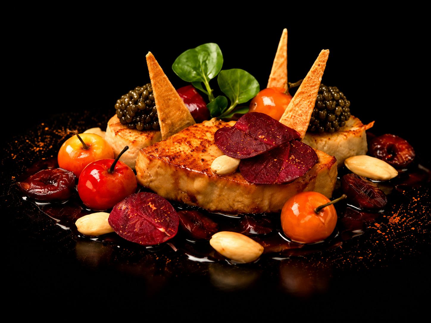 Un plat gourmet avec un filet de poisson, des fruités, des feuilles vertes, des chips, des noix, et une sauce sombre sur un fond noir.