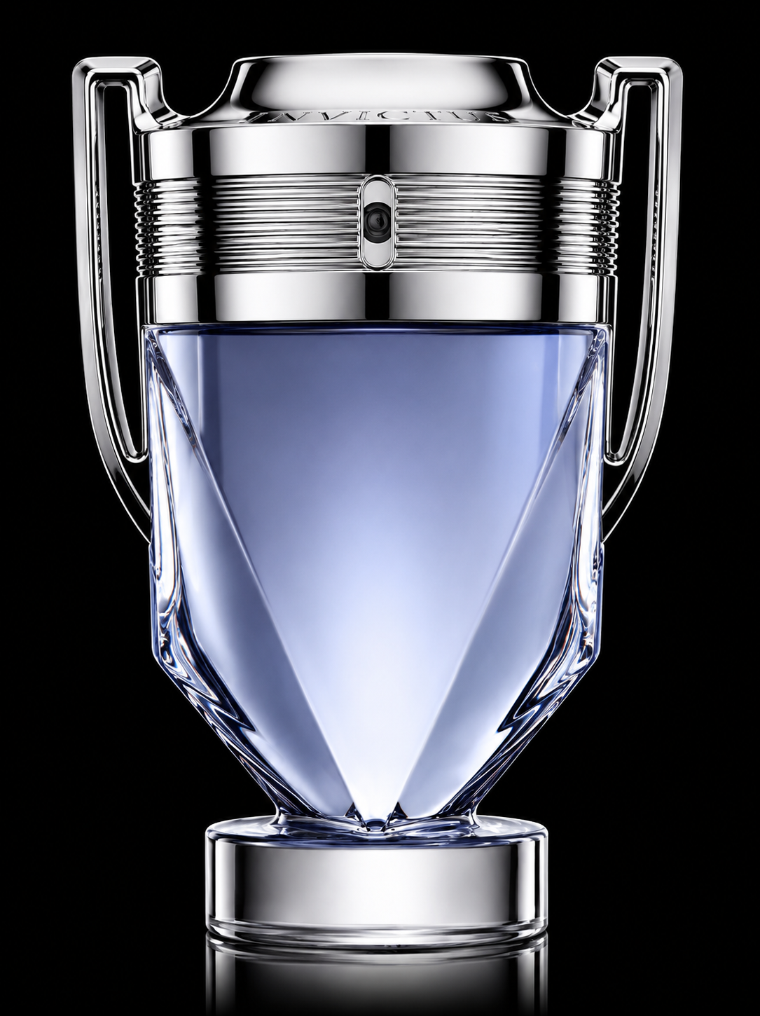 Un flacon de parfum élégant, en forme de diamant, en verre transparent avec un liquide bleu à l'intérieur, sur un fond noir.