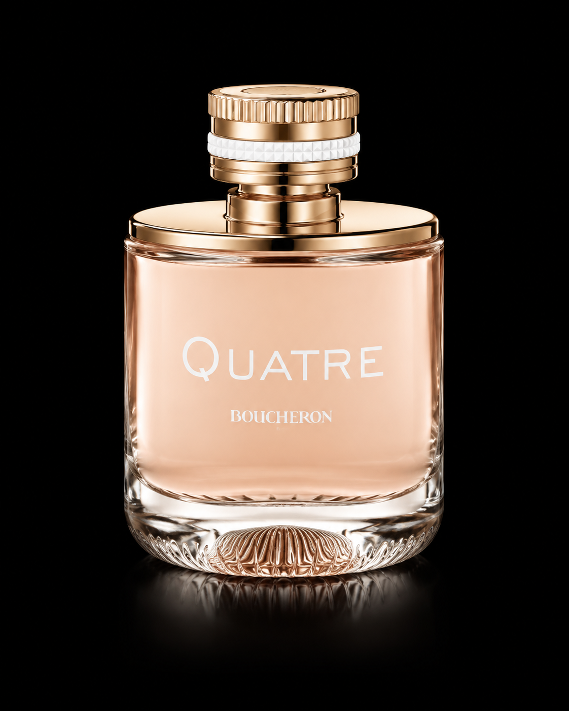Flacon de parfum Boucheron Quatre avec design élégant en verre, bouchon doré, et liquide rosé clair, présenté contre un fond noir.