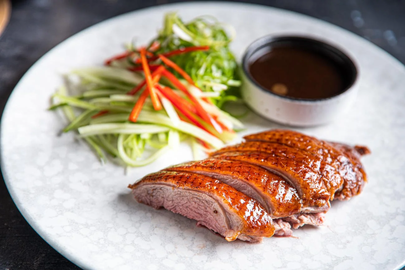 Assiette de magret de canard rôti avec salade de légumes et sauce au fond