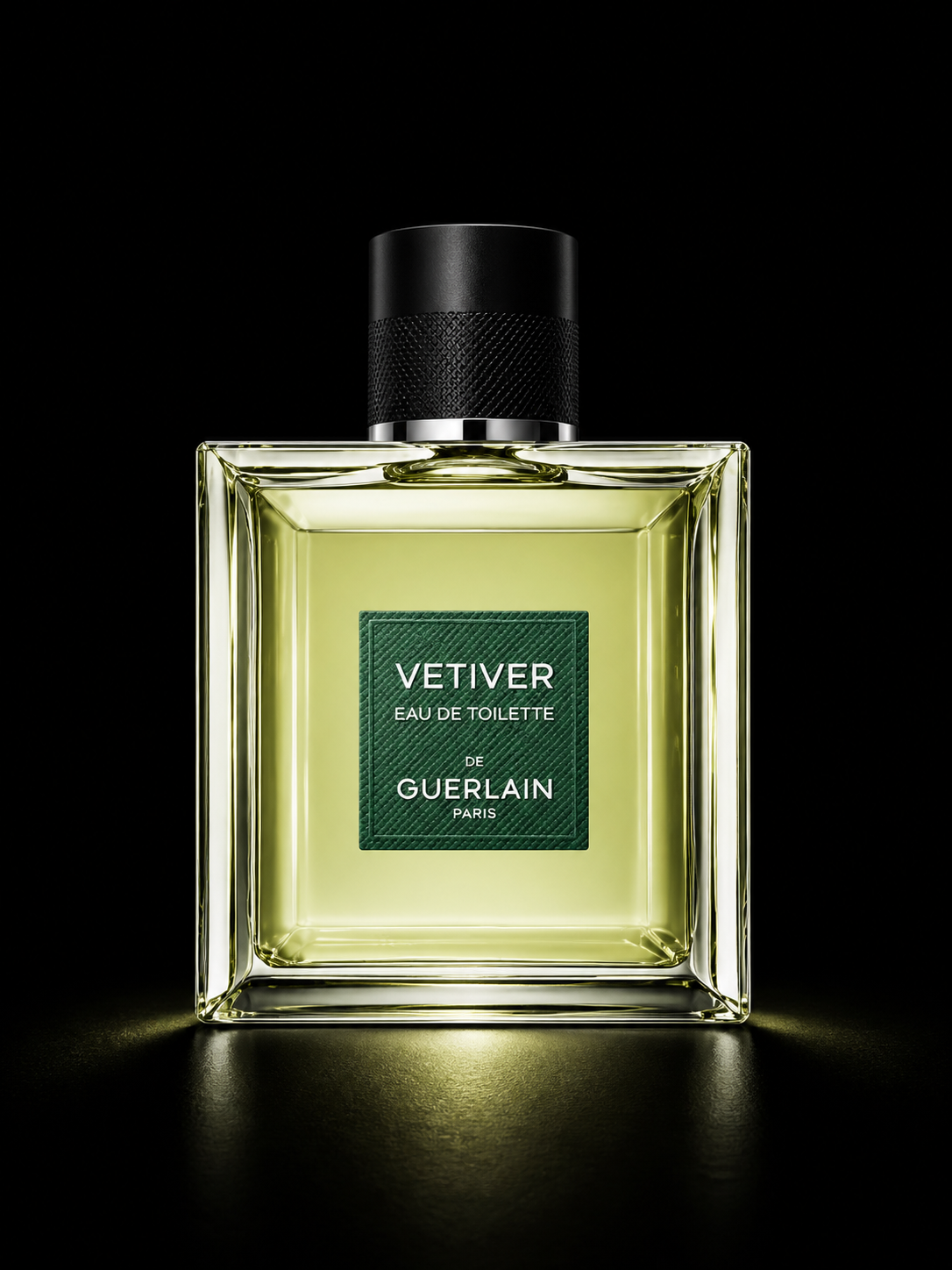 Flacon de parfum vert clair de Guerlain avec un bouchon noir, éclairé sur fond noir.