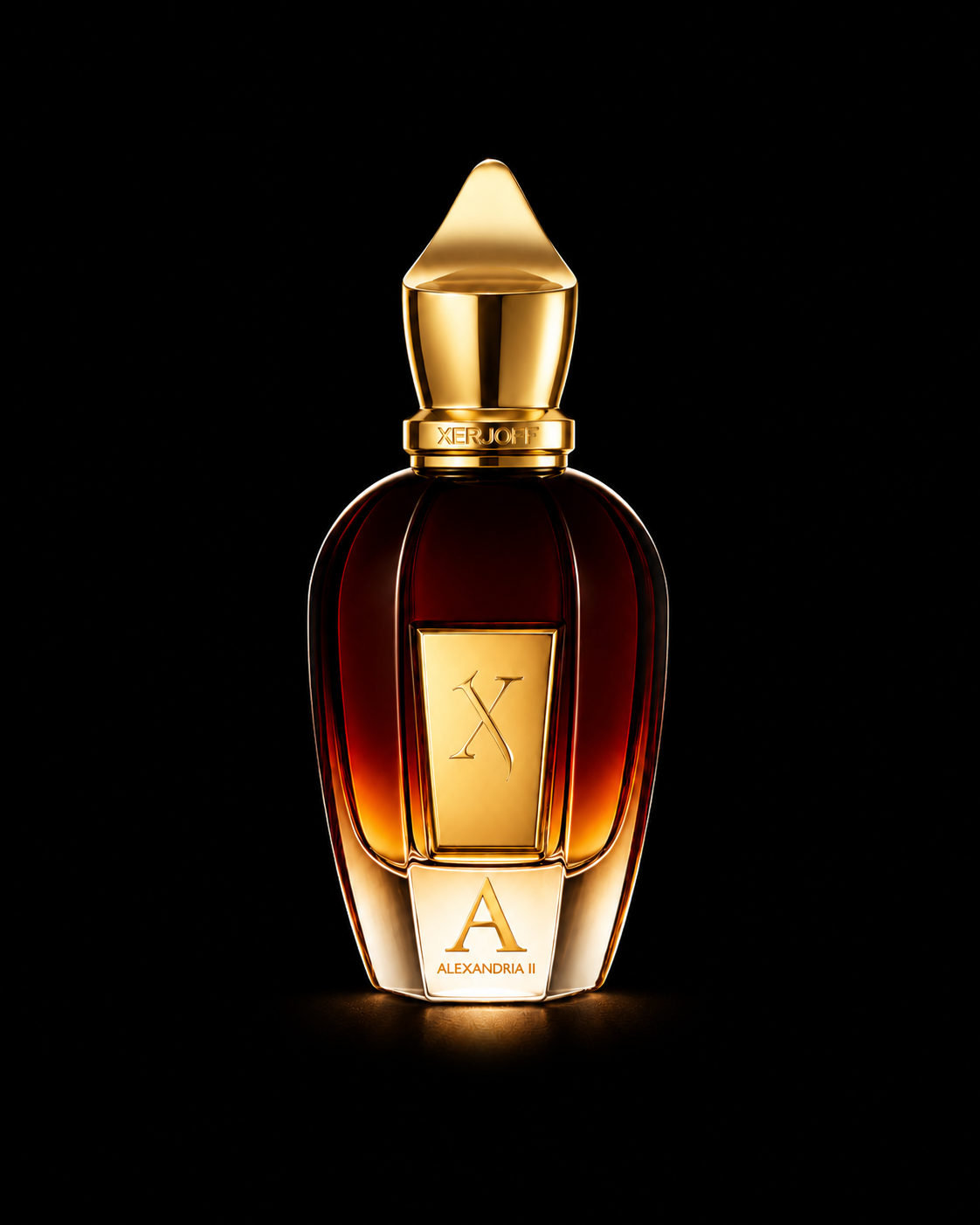 Flacon de parfum à forme luxueuse avec un dégradé de couleurs allant du rouge profond au transparent, doté d'un bouchon en or et d'une étiquette avec l'inscription 'X ALEXANDRIA II'.