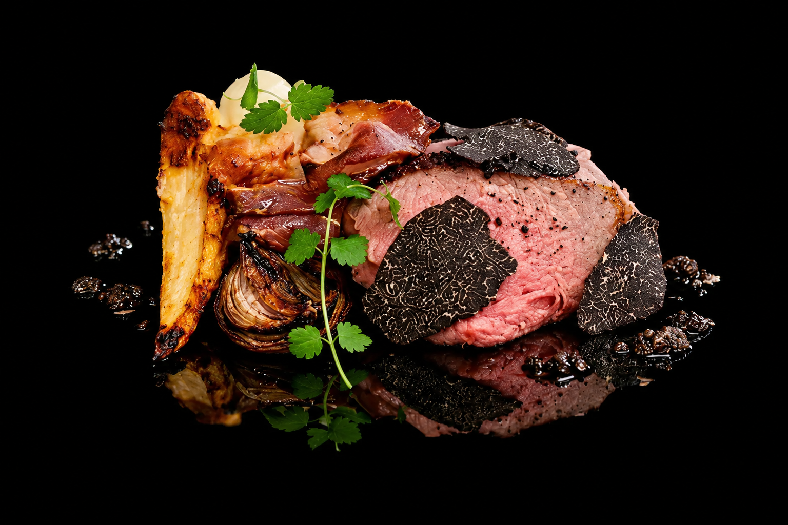 Filet de bœuf cuit avec truffes, accompagné d'oignons caramélisés, asperges, et garniture, sur fond noir.