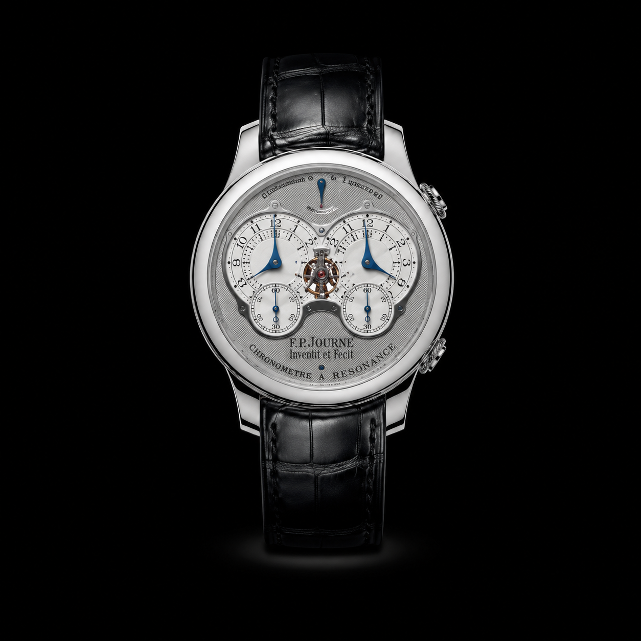 Montre de luxe avec cadran complexe, chiffres arabes bleus, et bracelet en cuir noir, sur fond noir.