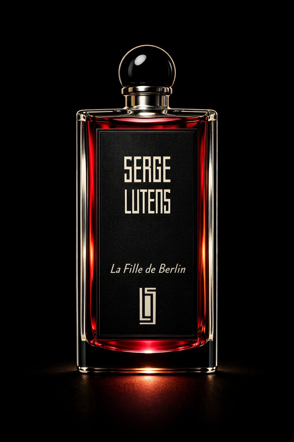 Flacon de parfum noir et rouge nommé Serge Lutens, intitulé La Fille de Berlin, placé sur un fond noir.