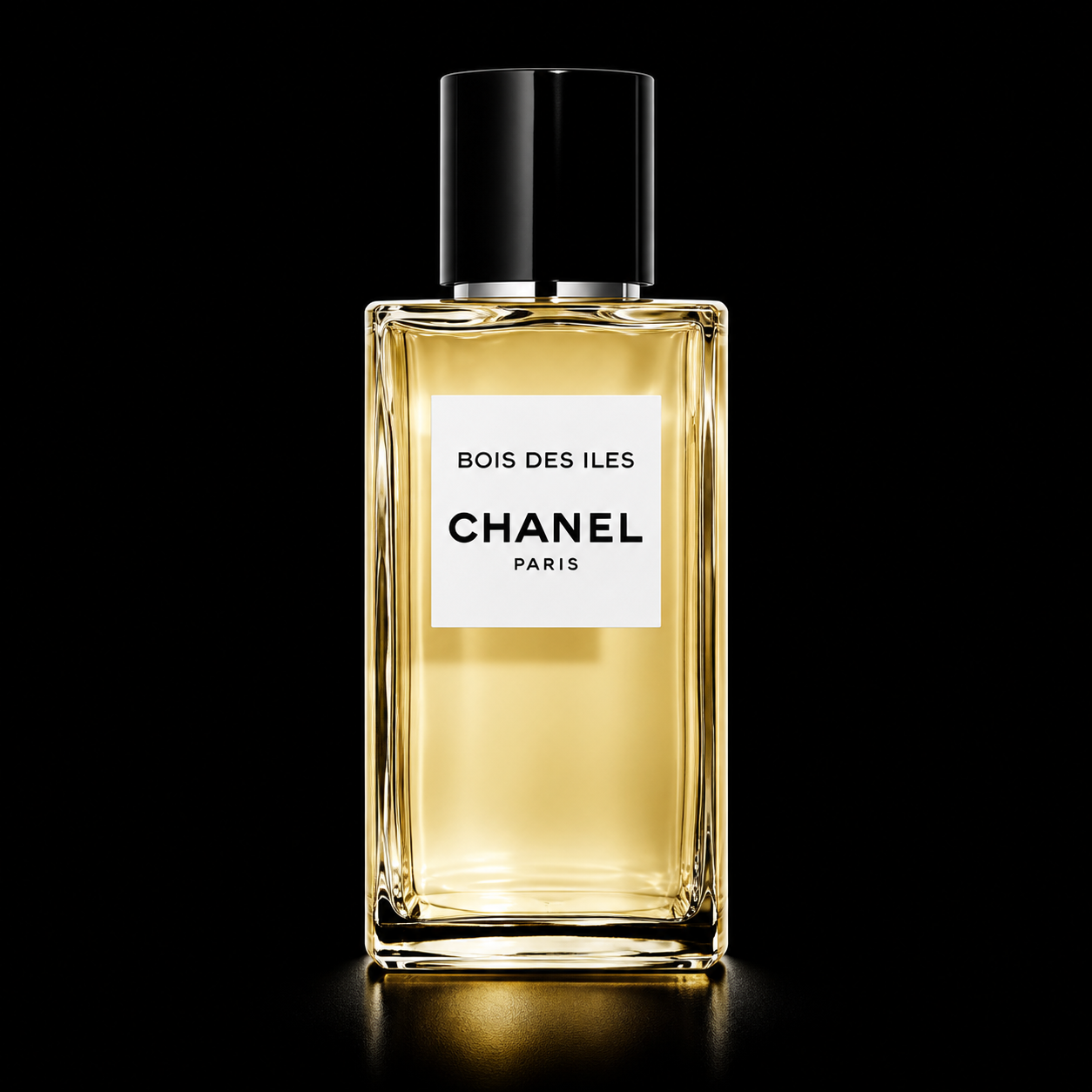 Bouteille de parfum Chanel Bois des Îles avec un fond noir