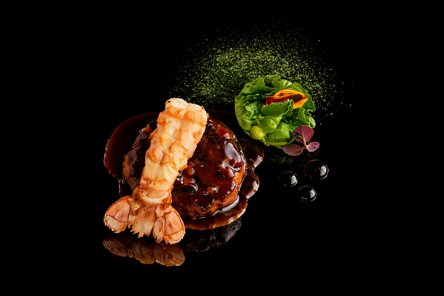 Un plat gastronomique avec une portion de viande recouverte d'une sauce, accompagnée d'une crevette, une petite salade verte, des perles de sauce et une poudre verte en arrière-plan, sur un fond noir