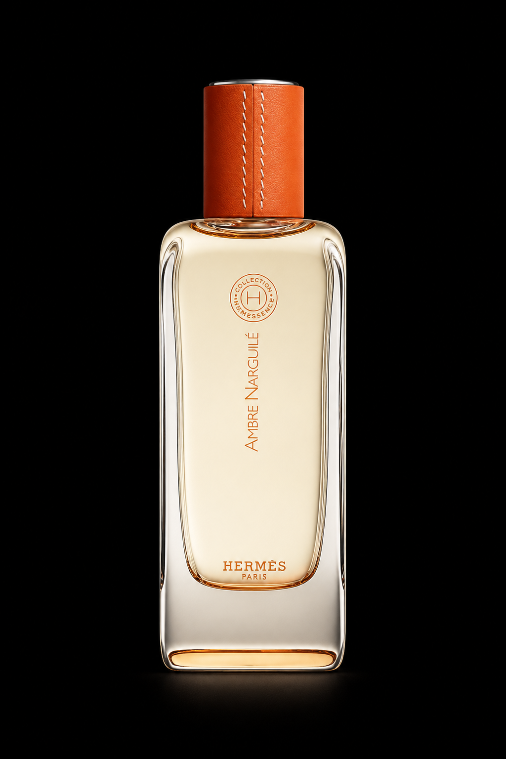 Flacon de parfum Hermès Ambre Narguilé avec un capuchon en cuir orange sur fond noir.