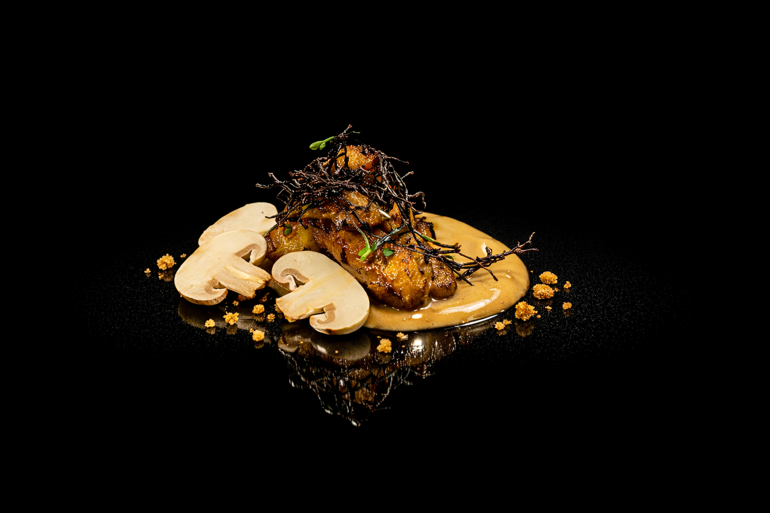 Assiette de plats gastronomiques avec champignons, sauce et garniture noire sur fond noir.