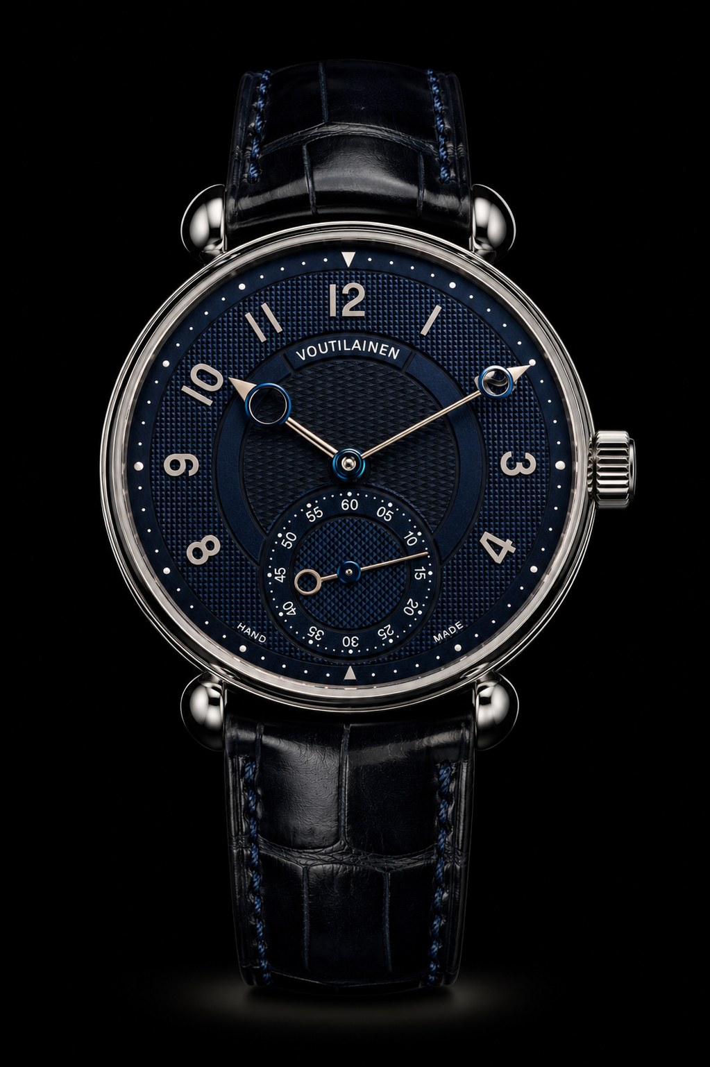 Montre au cadran bleu avec deux aiguilles de forme circulaire, petite seconde en dessous, bracelet en cuir noir avec couture bleue.