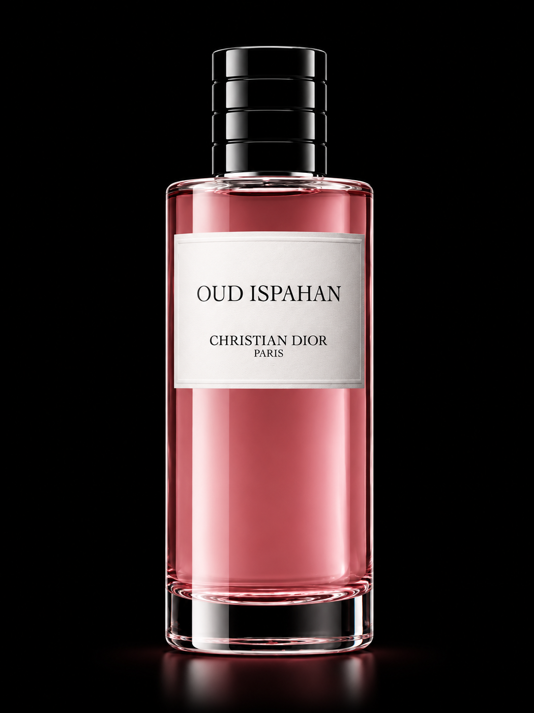 Une bouteille de parfum rose de Christian Dior, nommé 'Oud Ispahan', sur un fond noir.