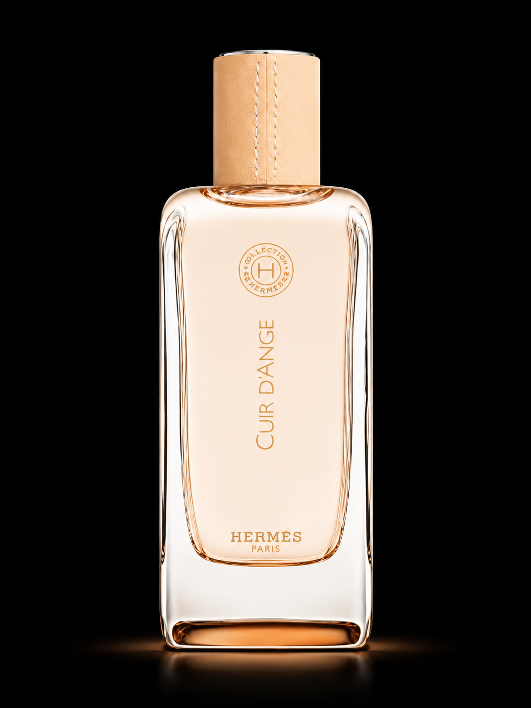 Flacon de parfum Hermès Cuir d'Ange en verre transparent avec capuchon beige en cuir, fond noir