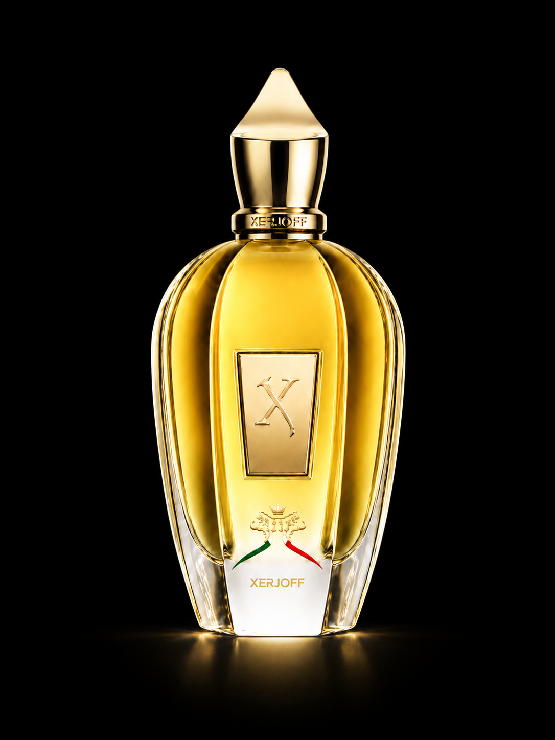Flacon de parfum doré et élégant sur fond noir, portant le nom XERJOFF.