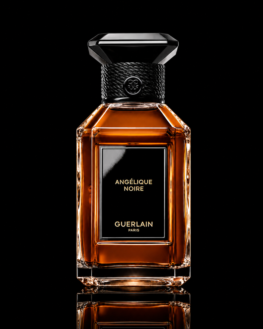 Flacon de parfum Guerlain Angélique Noire sur fond noir.