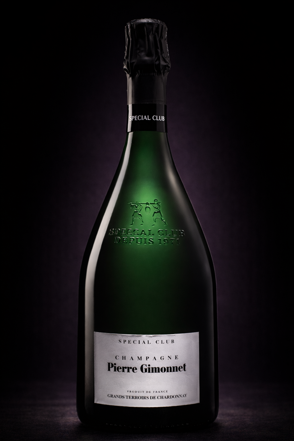 Une bouteille de champagne Pierre Gimonnet, bouteille verte avec étiquette blanche, fermée avec un bouchon recouvert de plastique noir, marqué 'Special Club'.