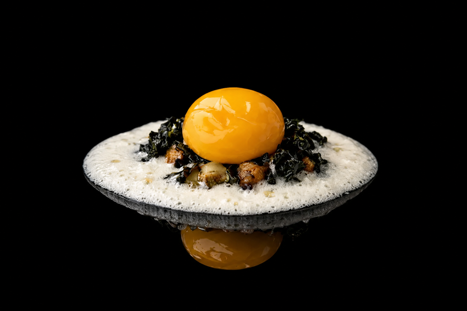Plat sophistiqué avec un œuf au yolk coulant, entouré de caviar noir et de petits morceaux croustillants, présenté sur une surface noire