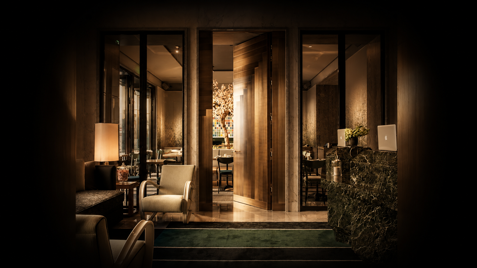 Intérieur d'un hôtel ou café élégant avec mobilier en bois, plantes, ordinateurs portables et décorations chaleureuses.