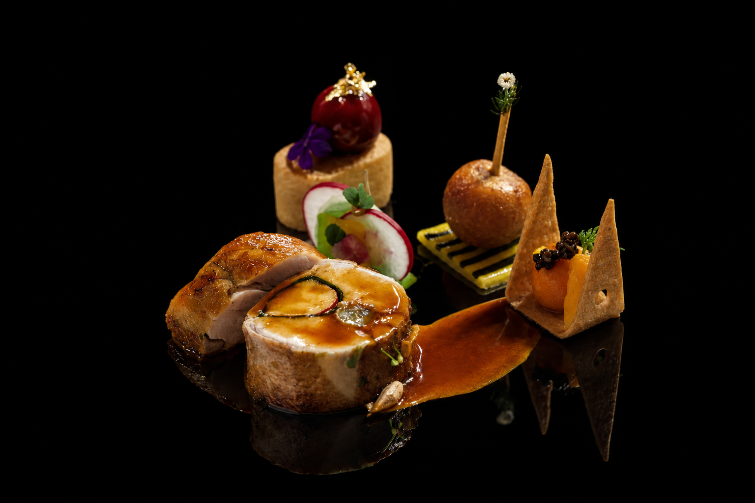 Plate de cuisine raffinée avec plusieurs petits mets décoratifs sur fond noir.