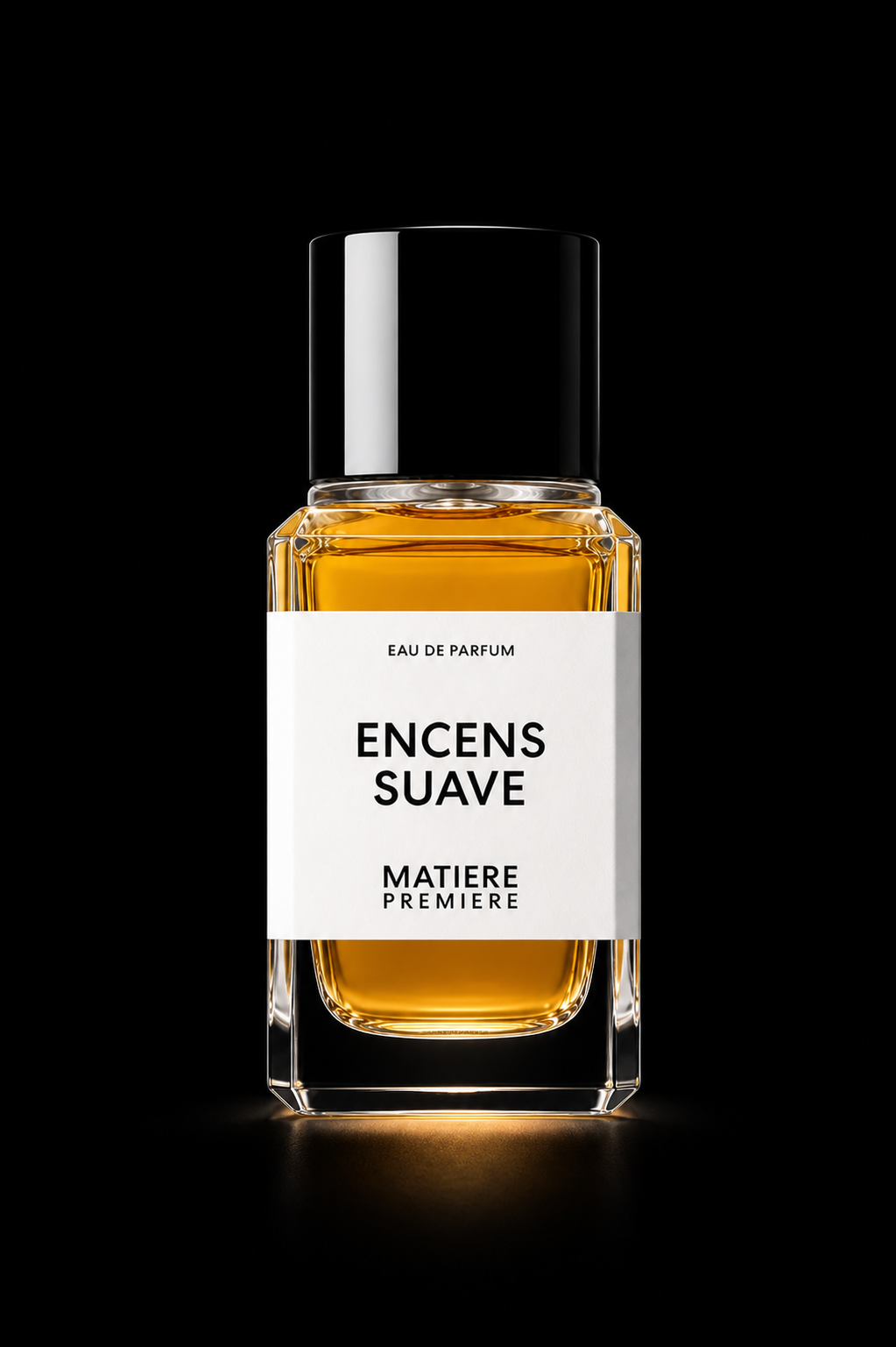 Bouteille de parfum avec un liquide doré, fond noir, étiquette blanche avec texte en français.