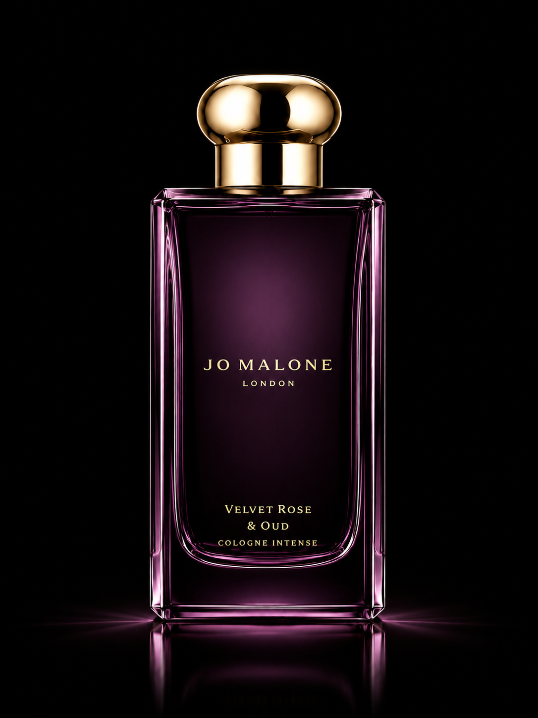 Flacon de parfum violet avec capuchon doré, fond noir, texte : Jo Malone London, Velvet Rose & Oud, Cologne Intense.
