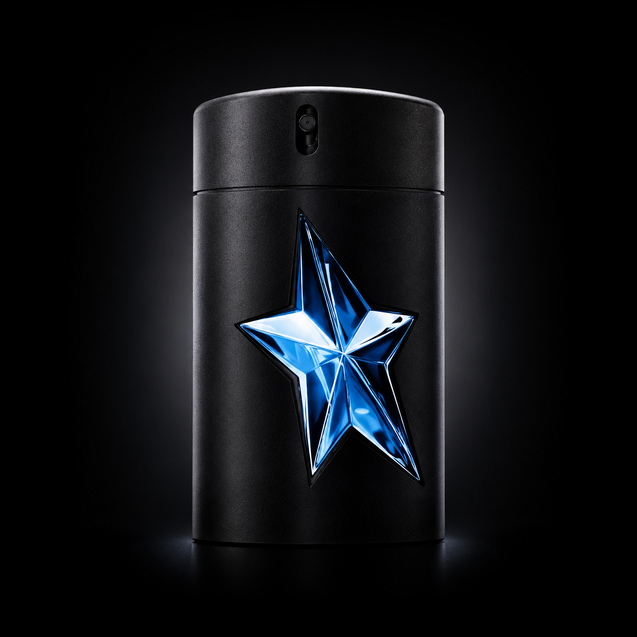 Un flacon de parfum noir avec une étoile lumineuse bleue en relief sur la face avant, éclairé dans l'obscurité.