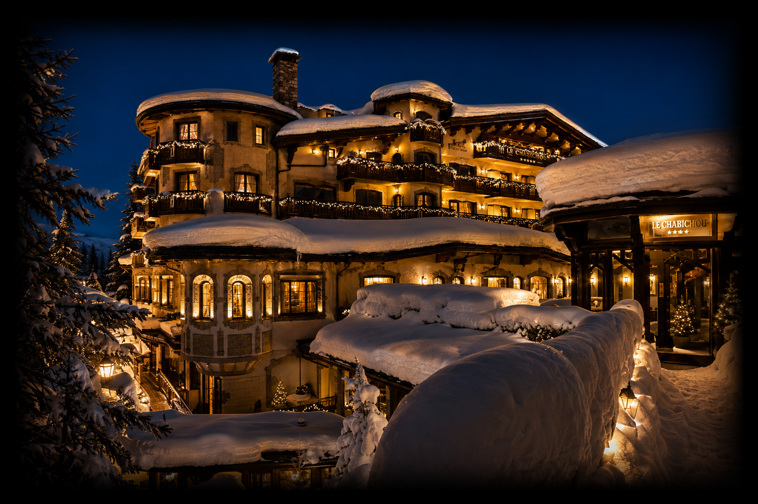 Impression d'un hôtel éclairé avec des fenêtres et des balcons, couvert de neige, en soirée, ambiance chaleureuse et chaleureuse.