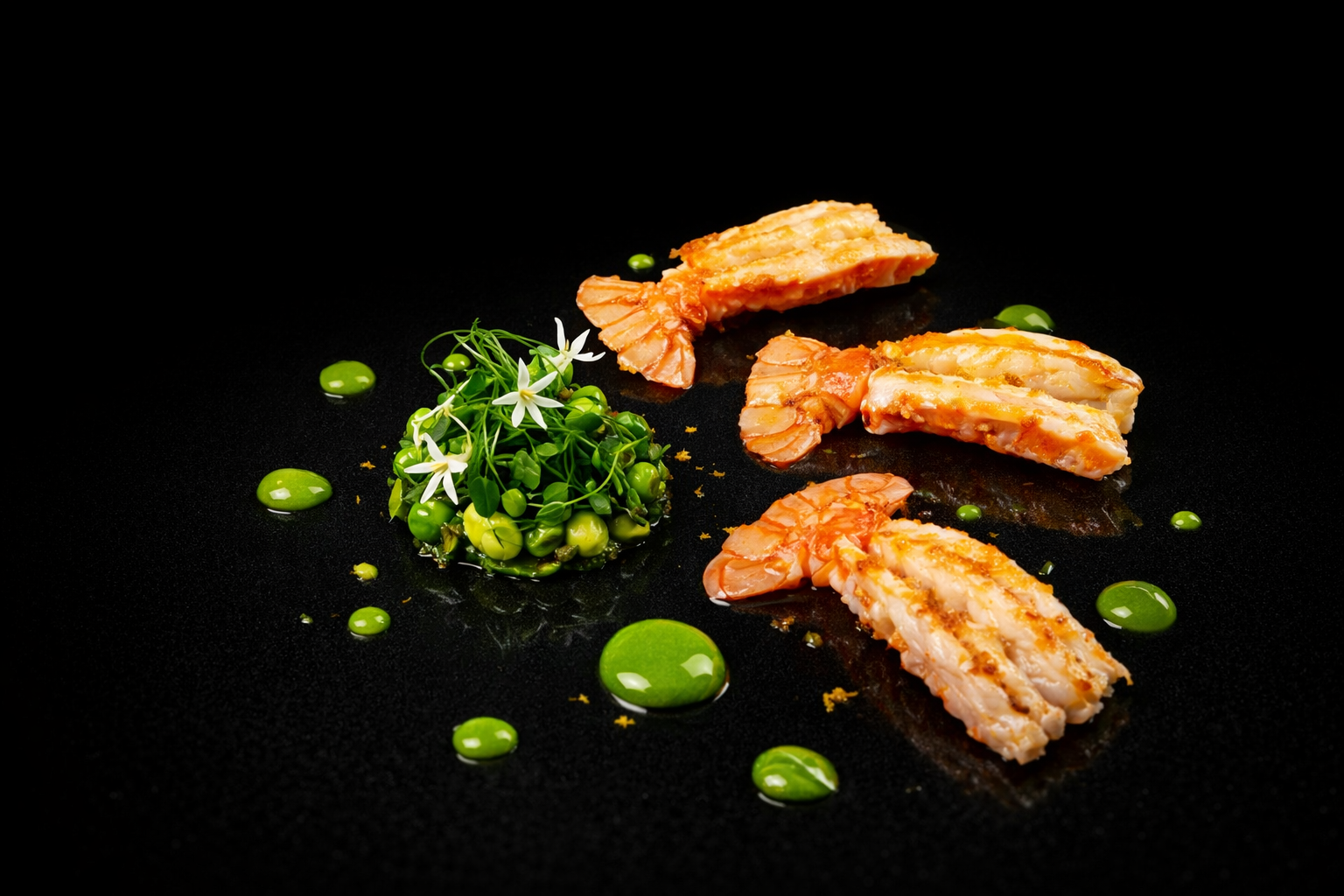 Garnir de fleurs et de petits pois, quatre morceaux de poisson grillé avec sauce