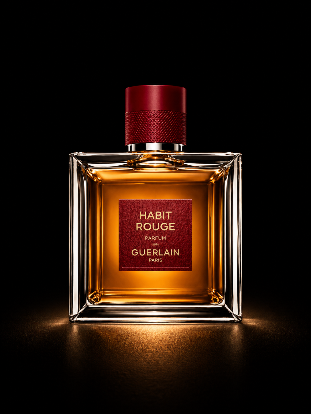 Une bouteille de parfum Guerlain Habït Rouge, avec un flacon carré en verre, capuchon rouge, et étiquette rouge portant le nom du parfum en lettres dorées, sur un fond noir.