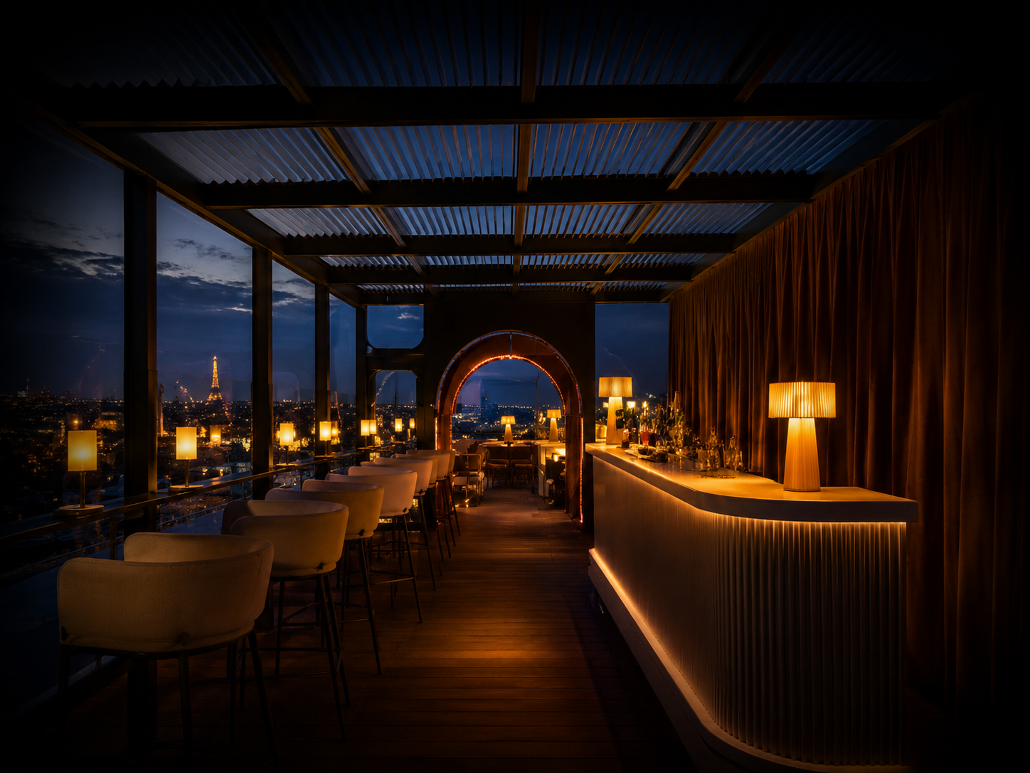 Une terrasse de restaurant ou bar en hauteur avec vue sur Paris de nuit, comprenant une arche éclairée, différentes lampes chaleureuses, des chaises confortables, et une vue sur la Tour Eiffel illuminée en arrière-plan.