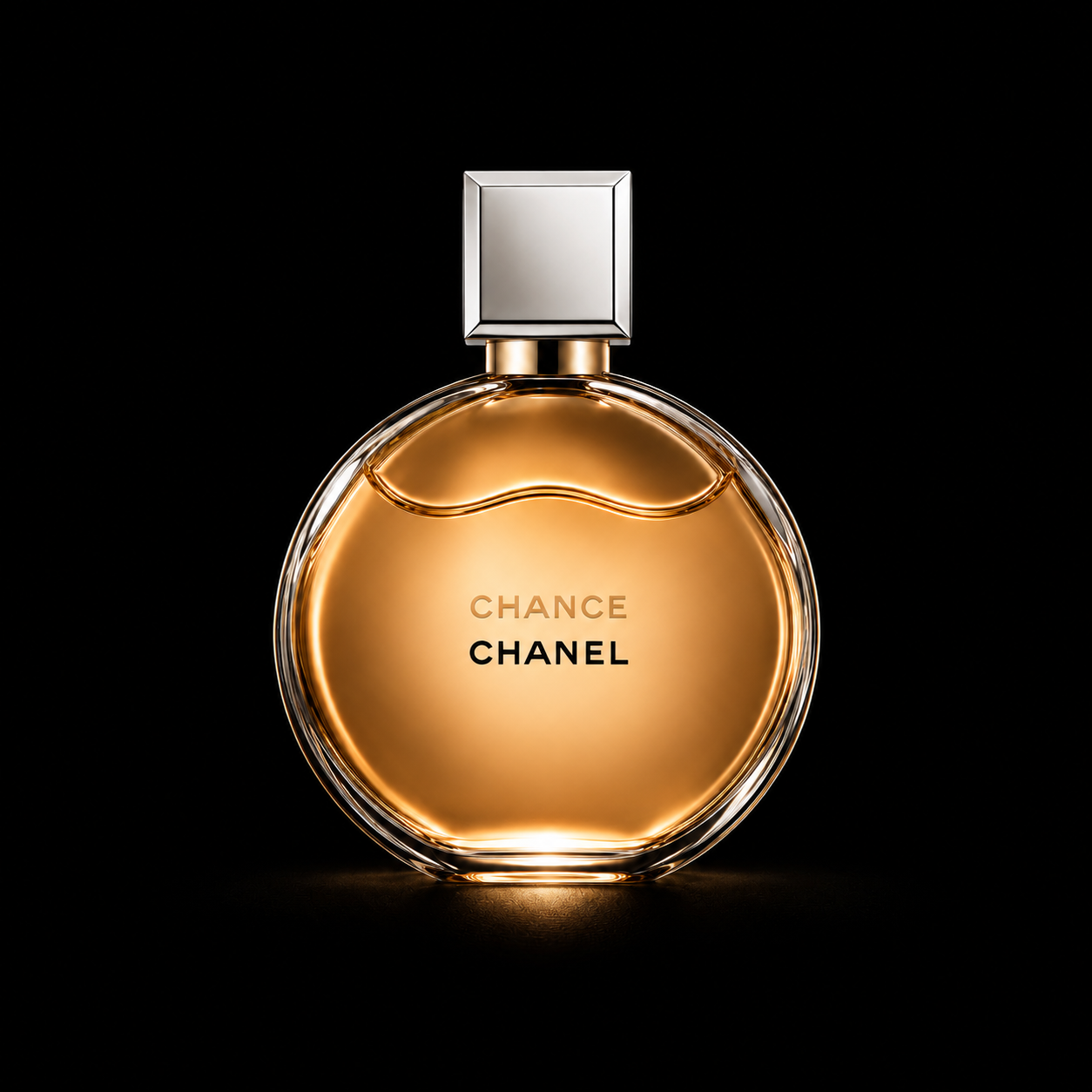 Flacon de parfum Chance de Chanel avec liquide doré, fond noir