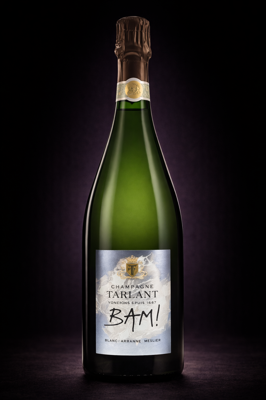 Une bouteille de champagne Tarlant, étiquette blanche avec texte noir, fond sombre.