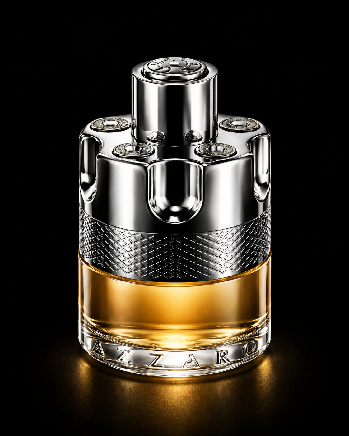 Une bouteille de parfum de luxe avec un bouchon métallique argenté et un corps en verre transparent contenant un liquide doré, portant le nom "Azzaro" à la base.