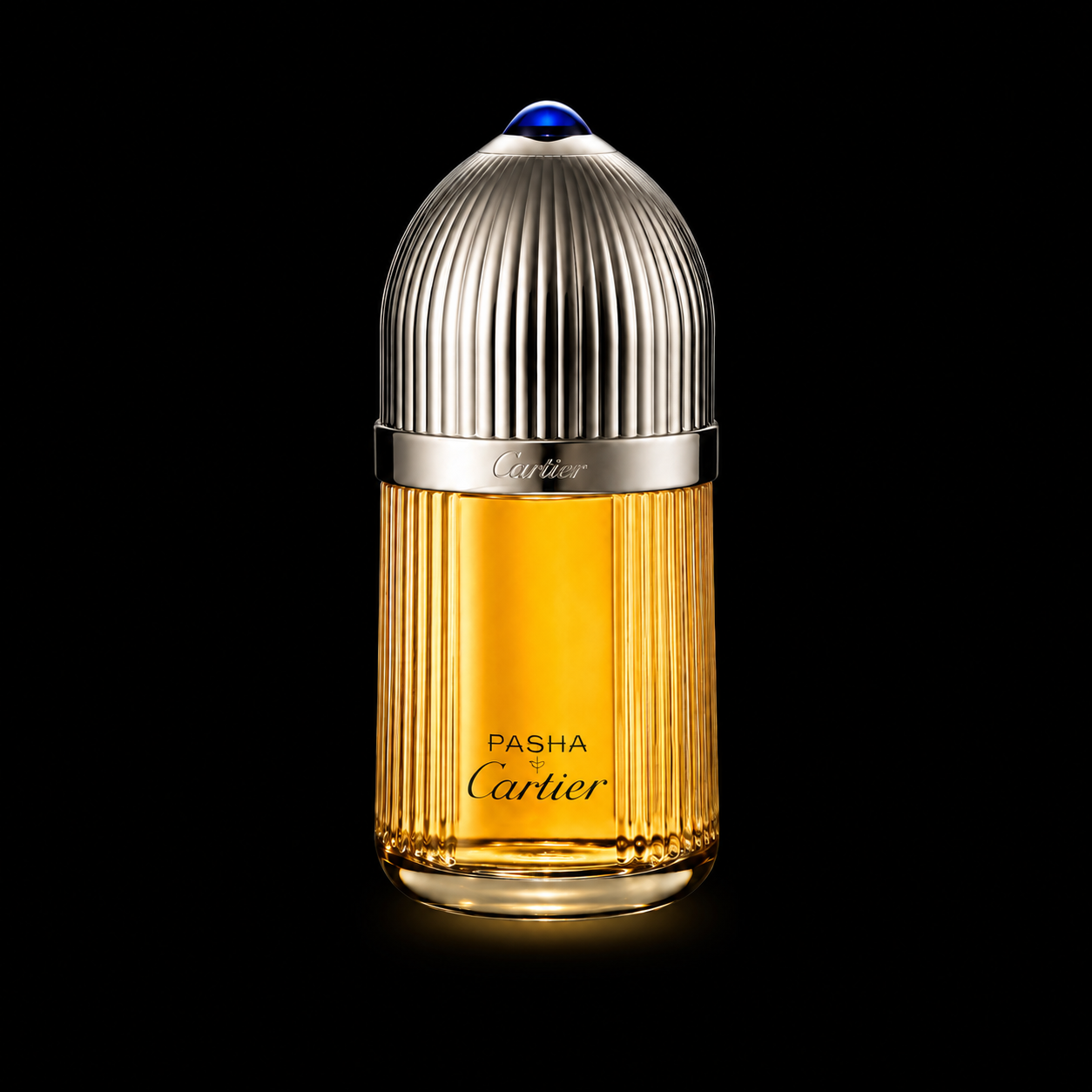 Une bouteille de parfum Cartier Pasha avec un design élégant, capuchon argenté rayé et corps doré, sur fond noir.
