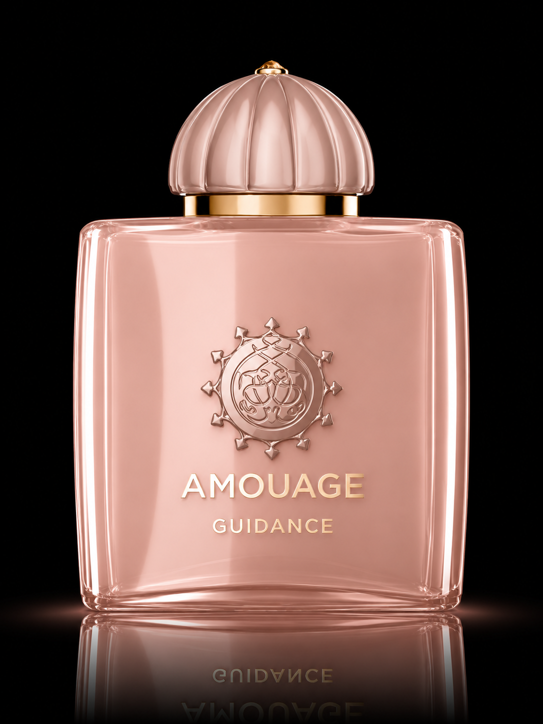 Un flacon de parfum rose avec un bouchon beige et or, portant l'inscription 'Amouage Guidance' sur un fond noir, reflet visible en dessous.