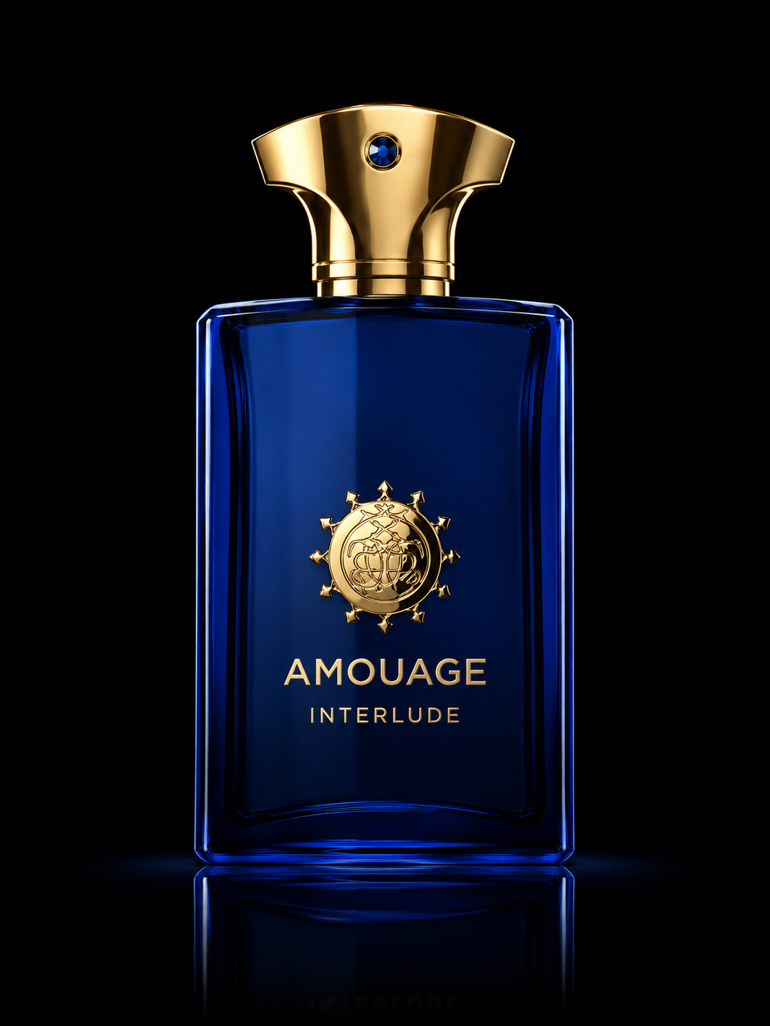 Une bouteille de parfum bleu foncé avec un capuchon doré et des détails dorés, portant le nom »Amouage Interlude » sur un fond noir.