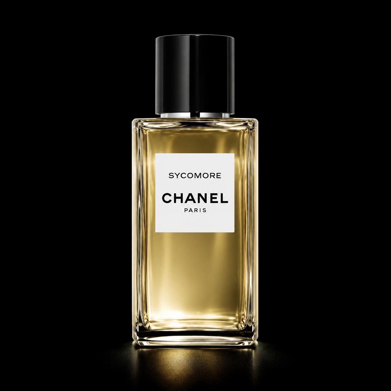 Flacon de parfum de la marque Chanel avec étiquette 'Sycomore' sur un fond noir.