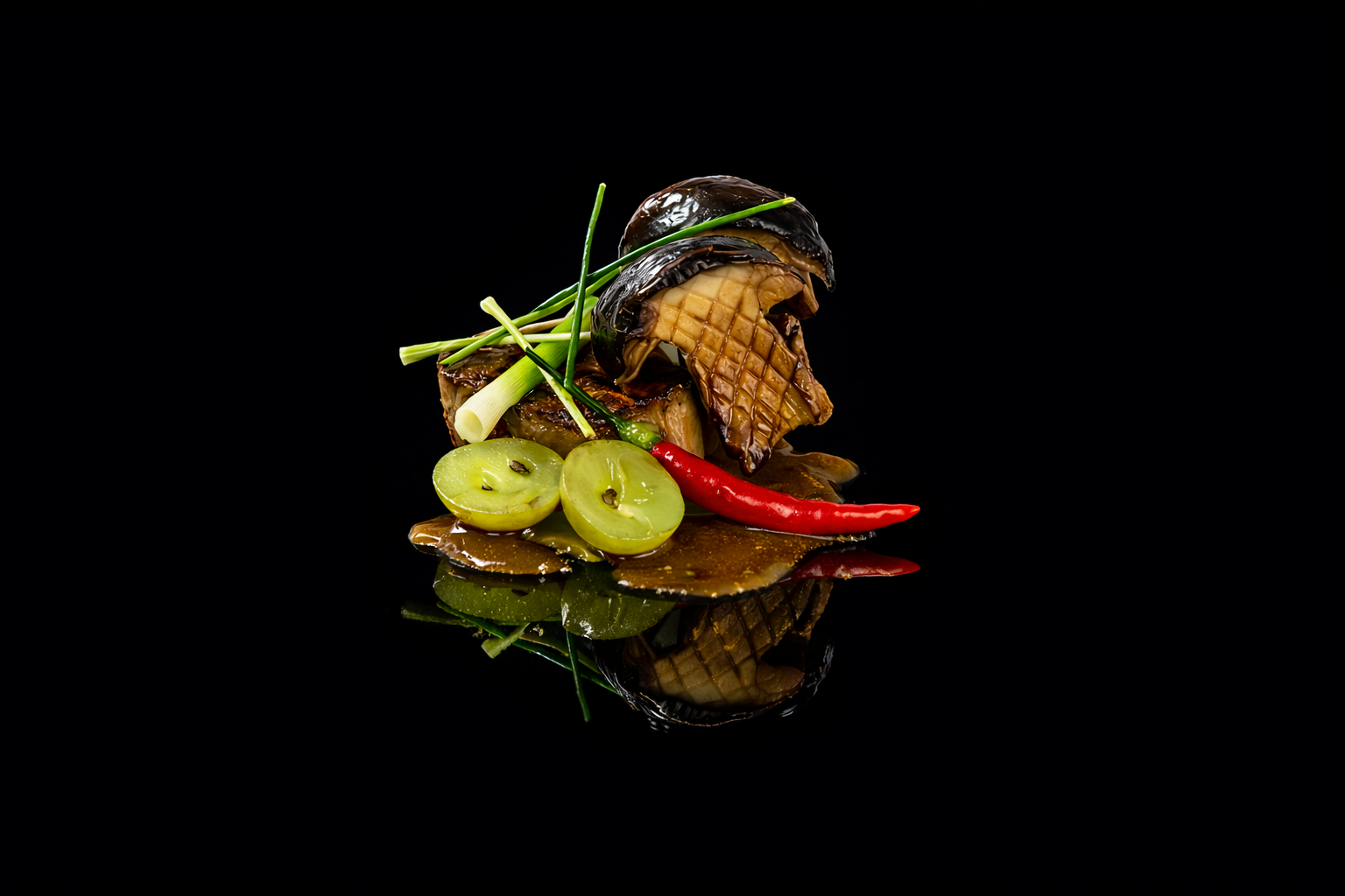 Assiette de nourriture avec champignons, guacamole, piment rouge, oignons verts, et sauce sur fond noir