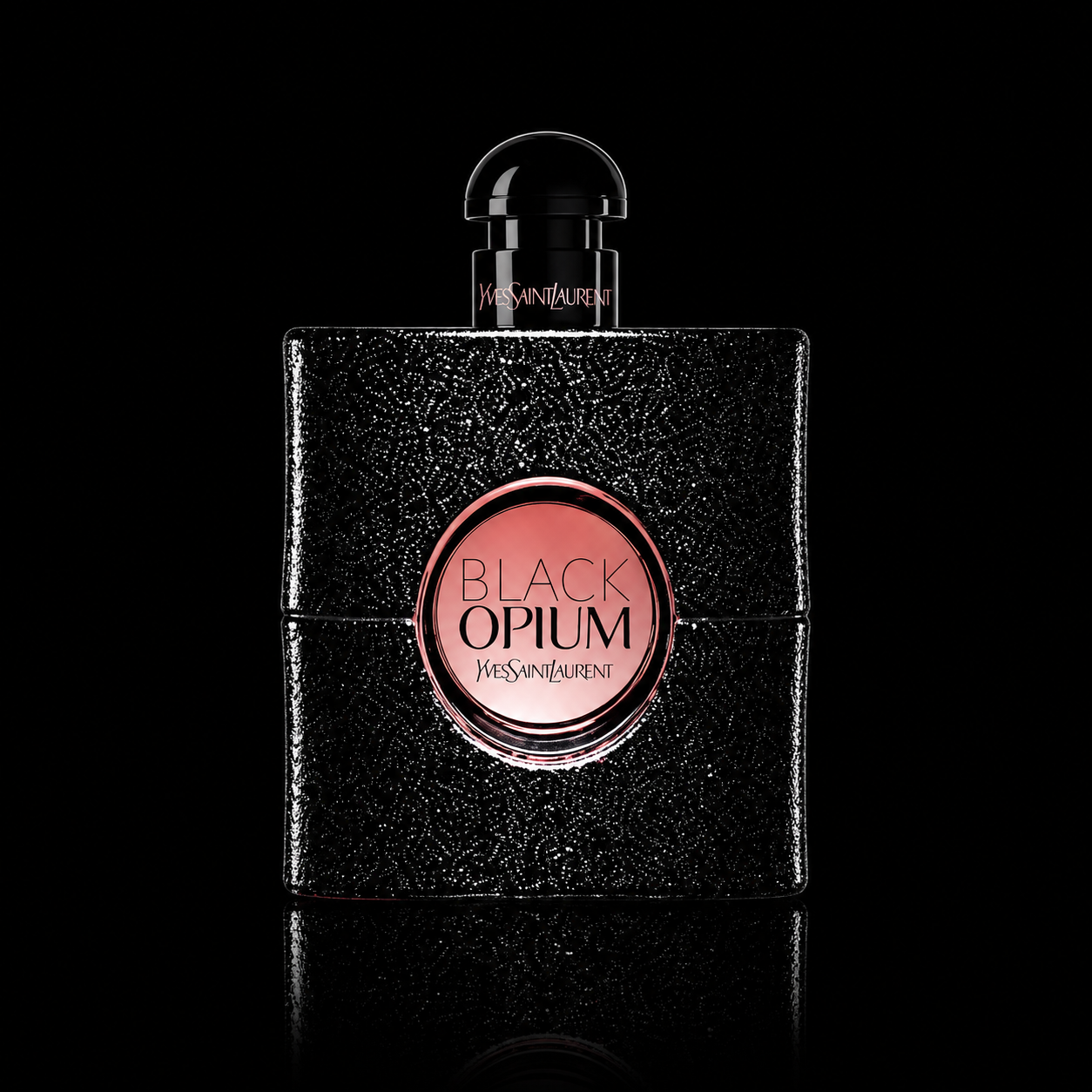 une bouteille de parfum Yves Saint Laurent Black Opium contre un fond noir