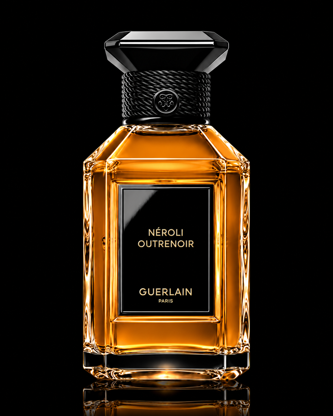 Flacon de parfum Guerlain Néroli Outrenoir sur fond noir.