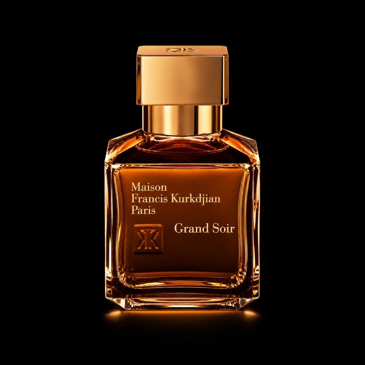 Parfum en bouteille en verre avec capuchon doré, étiqueté 'Maison Francis Kurkdjian Paris Grand Soir' contre un fond noir.