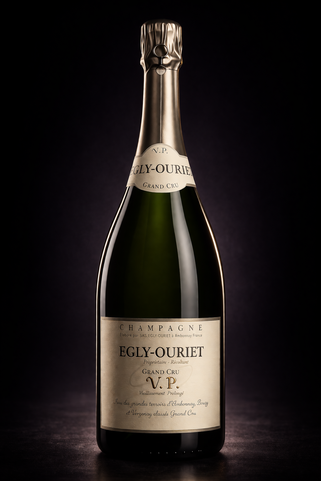 Bouteille de champagne Egly-Ouriet Grand Cru V.P. avec étiquette détaillée, fond sombre et éclairage mettant en valeur le flacon.