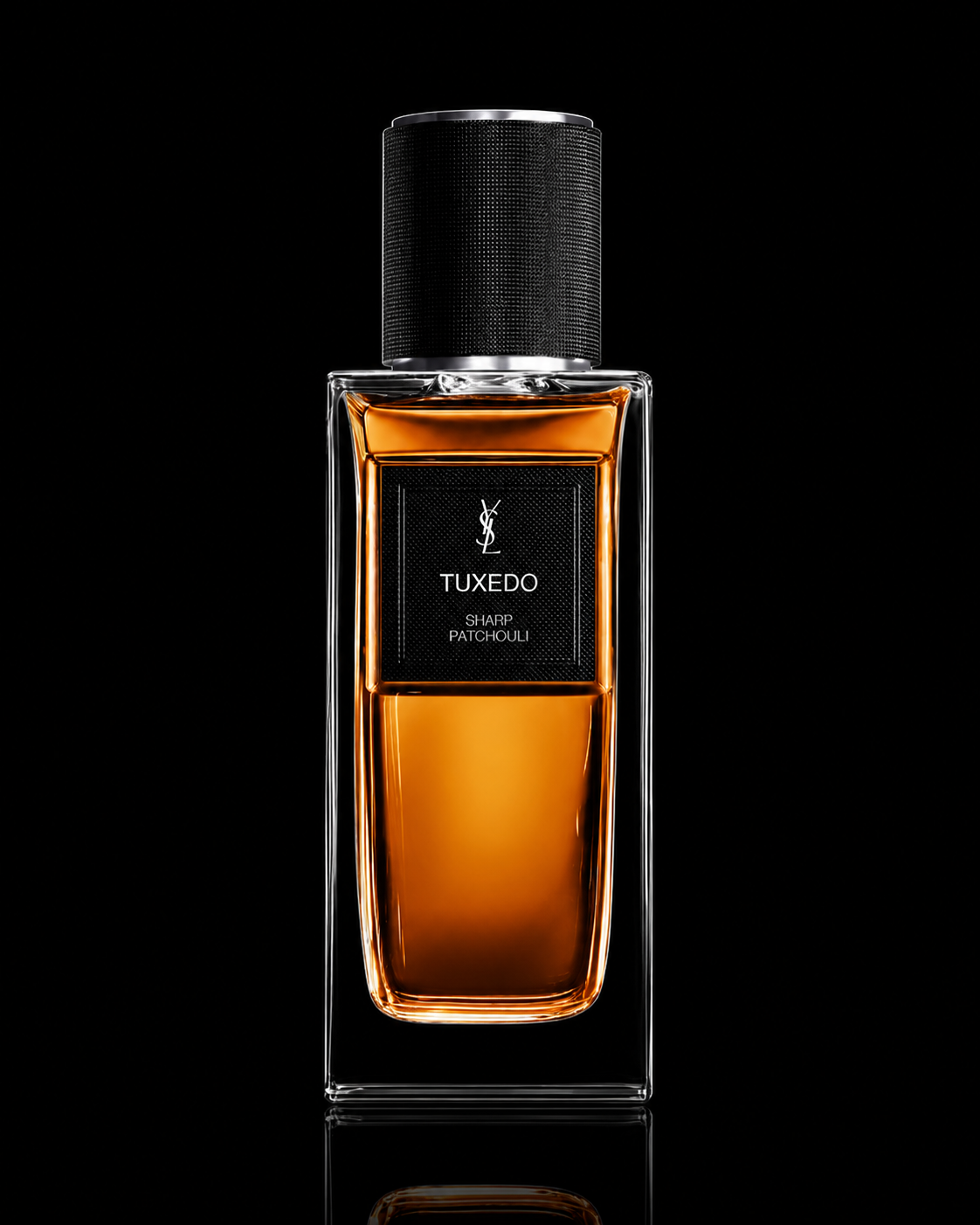 Flacon de parfum noir et or de la marque Yves Saint Laurent, nommé Tuxedo, avec étiquette Sharp Patchouli, sur fond noir