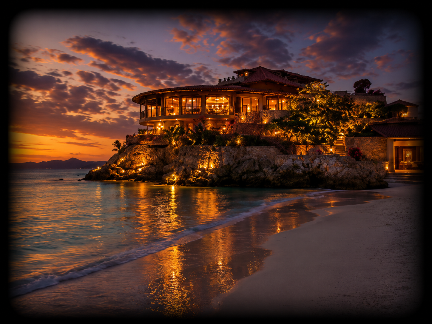 Une maison luxueuse illuminée au sommet d'une falaise rocheuse, surplombant une plage de sable avec des vagues douces, lors d'un coucher de soleil avec des nuages colorés dans le ciel.