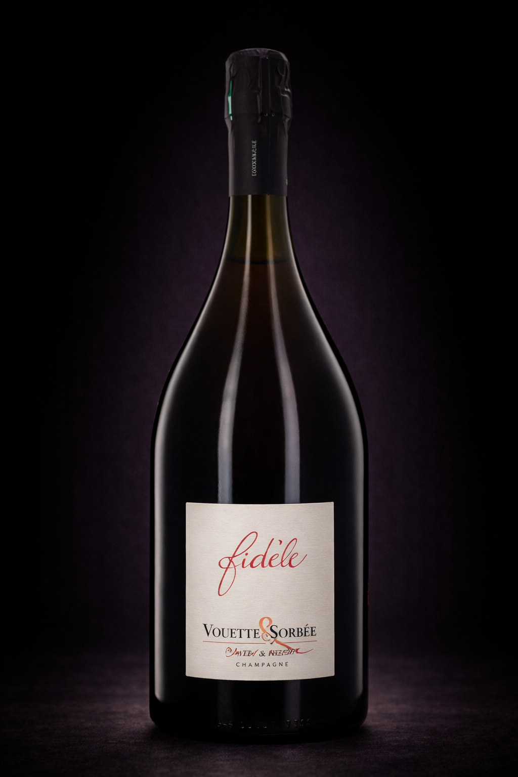 Bouteille de champagne fouetté Fidèle de la marque Vouette & Sorbée avec un fond noir.