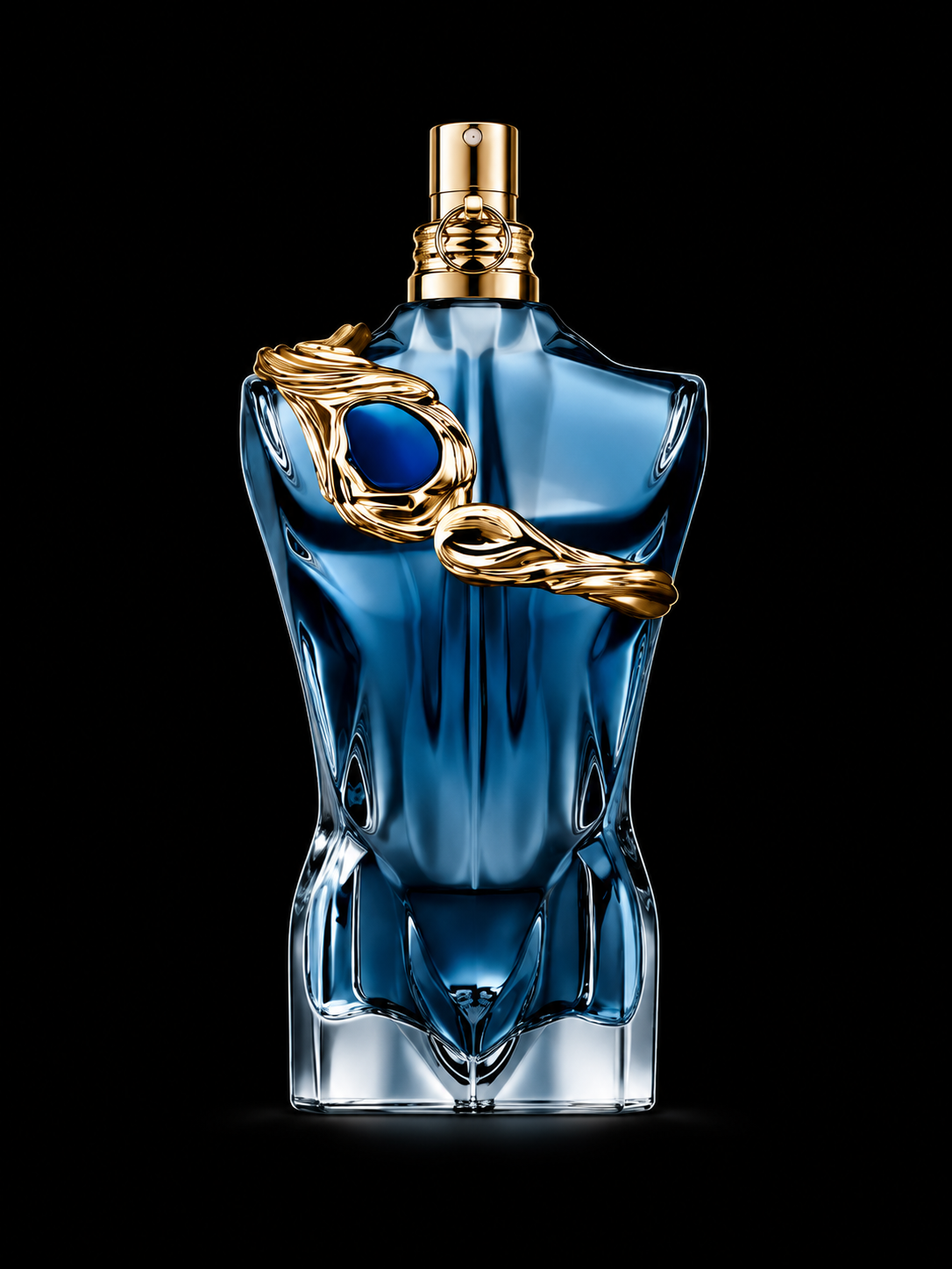 Flacon de parfum en verre bleu foncé avec détails dorés, forme élégante et moderne, sur fond noir.