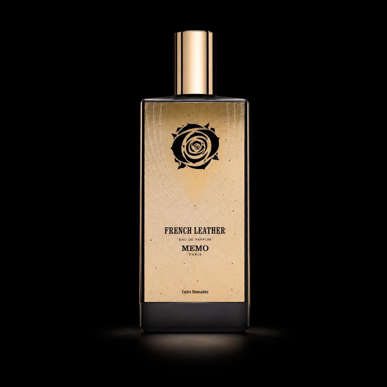 Une bouteille de parfum noire avec une étiquette beige clair, une rose stylisée noire, et des textes en français : "French Leather," "Eau de Parfum," "Memo Paris," avec un fond noir.