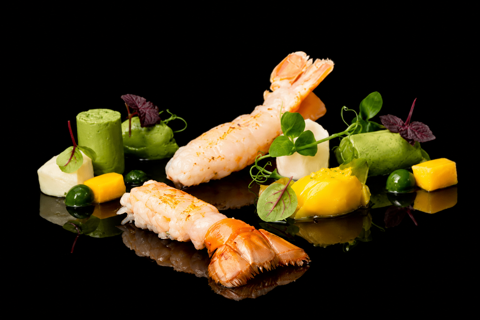 Assiette de fruits de mer avec crevettes, garnitures de légumes et micro-pousses, sur fond noir