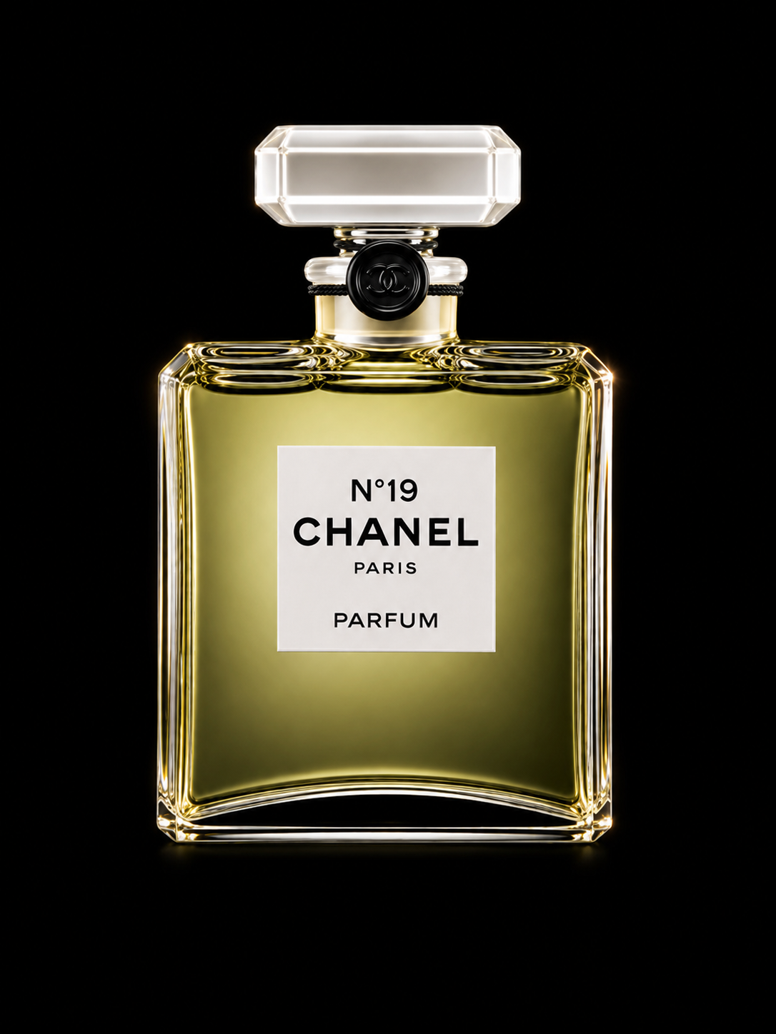 Une bouteille de parfum Chanel N°19 Paris, avec étiquette blanche, fond noir, contenant un liquide jaune clair.