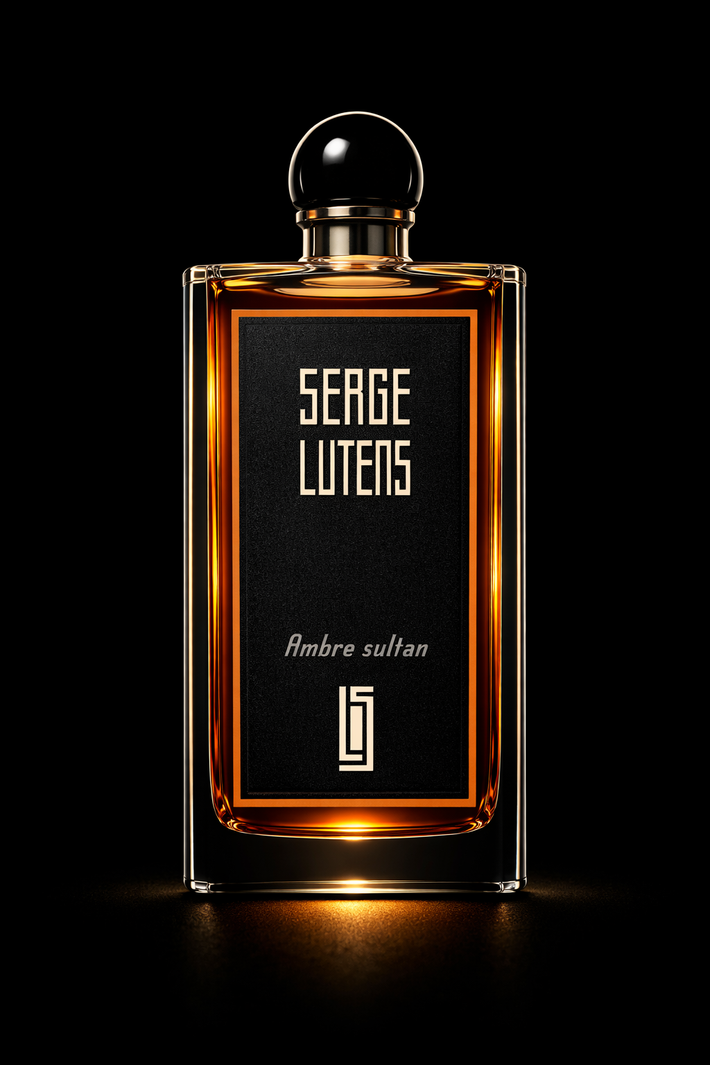 Bouteille de parfum sombre avec étiquette noire, écriture blanche et or, nom 'Serge Lutens', parfum 'Ambre sultan'
